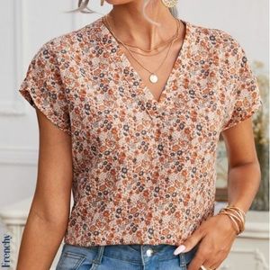 Shein Frenchy Ditsy Floral V-neck Top Women’s Size Small Pre-Owned